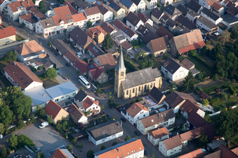 Vue aérienne de Église Saint-Laurent à le quartier Mechtersheim in Römerberg dans le département Rhénanie-Palatinat, Allemagne