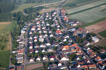Vue aérienne de Au Bas-Schlittberg à le quartier Mechtersheim in Römerberg dans le département Rhénanie-Palatinat, Allemagne
