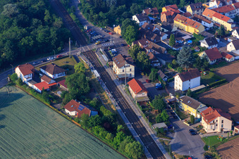 Vue aérienne de Gare et passage à niveau de la Speyer Straße à Lingenfeld dans le département Rhénanie-Palatinat, Allemagne