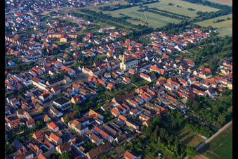 Vue aérienne de Kautzengasse à Lingenfeld dans le département Rhénanie-Palatinat, Allemagne