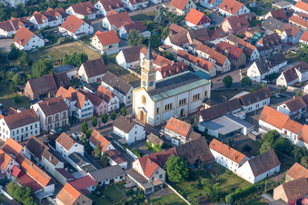 Vue aérienne de Bâtiment d'église au centre du village à Lingenfeld dans le département Rhénanie-Palatinat, Allemagne