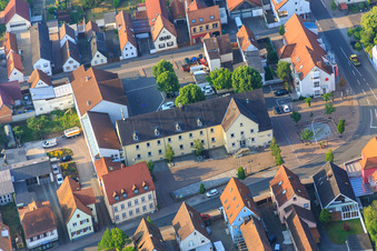 Vue aérienne de Administration municipale Lingenfeld à Lingenfeld dans le département Rhénanie-Palatinat, Allemagne