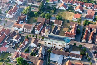 Vue aérienne de Bâtiment d'église au centre du village à Lingenfeld dans le département Rhénanie-Palatinat, Allemagne