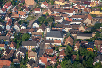 Vue aérienne de Église protestante au centre du village à Westheim dans le département Rhénanie-Palatinat, Allemagne
