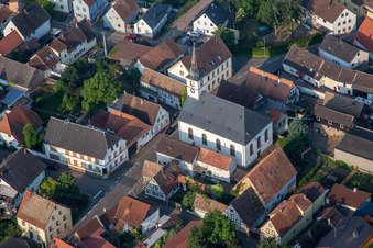 Vue aérienne de Église protestante au centre du village à Westheim dans le département Rhénanie-Palatinat, Allemagne