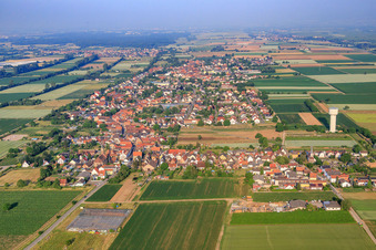 Vue aérienne de Vue de la ville depuis l'est avec le château d'eau à le quartier Niederlustadt in Lustadt dans le département Rhénanie-Palatinat, Allemagne