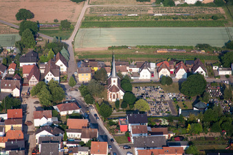 Vue aérienne de Église évangélique d'Unterdorf Lustadt au centre du village à le quartier Niederlustadt in Lustadt dans le département Rhénanie-Palatinat, Allemagne