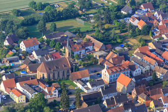 Vue aérienne de Christ Church - Paroisse protestante Lustadt à le quartier Niederlustadt in Lustadt dans le département Rhénanie-Palatinat, Allemagne