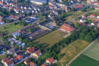 Vue aérienne de École primaire Lustadt à le quartier Niederlustadt in Lustadt dans le département Rhénanie-Palatinat, Allemagne