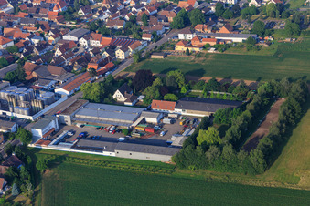 Vue aérienne de Atelier de réparation automobile Günter's Garage à le quartier Niederlustadt in Lustadt dans le département Rhénanie-Palatinat, Allemagne