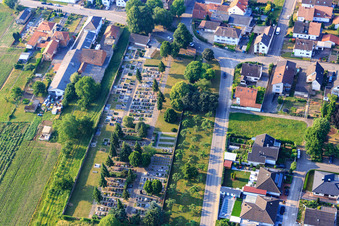 Vue aérienne de Cimetière Lustadt / Oberdorf à le quartier Niederlustadt in Lustadt dans le département Rhénanie-Palatinat, Allemagne