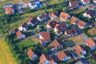 Vue aérienne de Dans la paroisse à Zeiskam dans le département Rhénanie-Palatinat, Allemagne