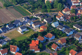 Vue oblique de Dans le jardin du presbytère à Zeiskam dans le département Rhénanie-Palatinat, Allemagne