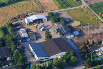 Vue aérienne de Halle de marché chic à Zeiskam dans le département Rhénanie-Palatinat, Allemagne
