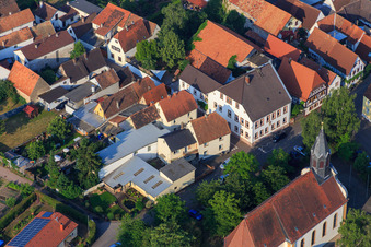 Vue aérienne de Garderie catholique Saint-Barthélemy et Saint-Joseph à Zeiskam dans le département Rhénanie-Palatinat, Allemagne