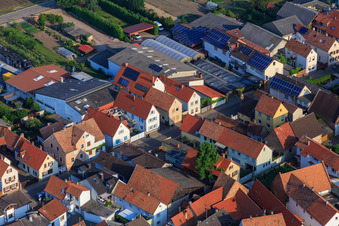 Vue aérienne de Rue principale à Zeiskam dans le département Rhénanie-Palatinat, Allemagne