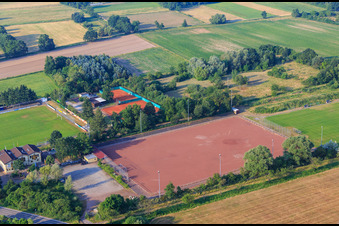 Vue aérienne de Terrain dur de TB Jahn Zeiskam 1896 ev à Zeiskam dans le département Rhénanie-Palatinat, Allemagne