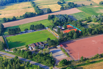 Vue aérienne de Court en gazon de TB Jahn Zeiskam 1896 ev et court de tennis de TC '86 Zeiskam eV à Zeiskam dans le département Rhénanie-Palatinat, Allemagne