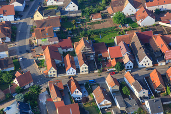 Vue aérienne de Longue rue à Ottersheim bei Landau dans le département Rhénanie-Palatinat, Allemagne