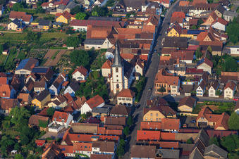 Vue aérienne de Église de la Lange Straße à Ottersheim bei Landau dans le département Rhénanie-Palatinat, Allemagne