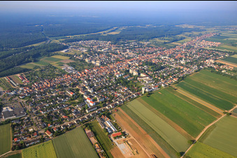 Vue aérienne de Vue d'ensemble de la ville depuis le nord à Kandel dans le département Rhénanie-Palatinat, Allemagne