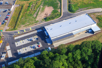 Vue oblique de EDEKA Burger dans la zone commerciale de la Lauterburger Straße à Kandel dans le département Rhénanie-Palatinat, Allemagne