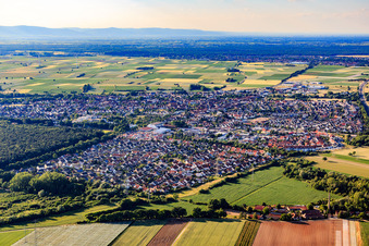 Vue aérienne de Vue de la ville depuis le sud-est à Rülzheim dans le département Rhénanie-Palatinat, Allemagne