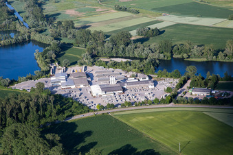 Vue aérienne de Terrain et zones de recouvrement de la mine de gravier à ciel ouvert Kieswerk Wolf - Markus Wolf Gravel Works and Transport à Leimersheim dans le département Rhénanie-Palatinat, Allemagne