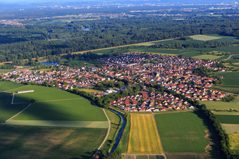 Vue aérienne de Vue d'ensemble de la ville depuis le nord-ouest à Leimersheim dans le département Rhénanie-Palatinat, Allemagne