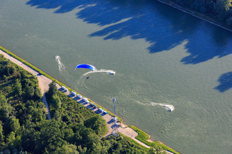 Photographie aérienne de Scooter des mers ou parapente dans ou au-dessus du Rhin à le quartier Leopoldshafen in Eggenstein-Leopoldshafen dans le département Bade-Wurtemberg, Allemagne