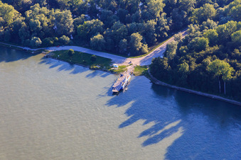 Vue aérienne de Ferry de Leimersheim sur le Rhin à Leimersheim dans le département Rhénanie-Palatinat, Allemagne