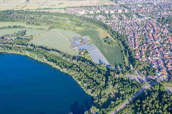 Vue aérienne de Zones de toit en verre dans les rangées de serres pour la culture de légumes au bord de la gravière à le quartier Leopoldshafen in Eggenstein-Leopoldshafen dans le département Bade-Wurtemberg, Allemagne