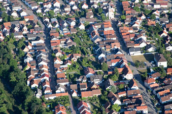Vue aérienne de Rue Léopold à le quartier Leopoldshafen in Eggenstein-Leopoldshafen dans le département Bade-Wurtemberg, Allemagne