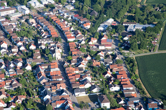 Vue aérienne de Rue Léopold à le quartier Leopoldshafen in Eggenstein-Leopoldshafen dans le département Bade-Wurtemberg, Allemagne