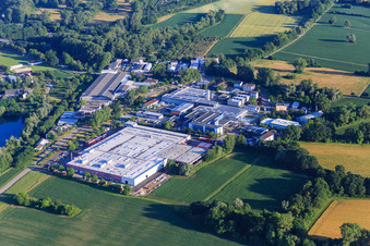 Vue aérienne de Coca-Cola Soft Drinks AG dans la zone industrielle Im kleinen Bruch à le quartier Neureut in Karlsruhe dans le département Bade-Wurtemberg, Allemagne