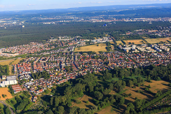Vue aérienne de Vue de la ville depuis l'ouest à le quartier Neureut in Karlsruhe dans le département Bade-Wurtemberg, Allemagne