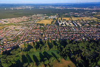 Vue aérienne de Vue de la ville depuis l'ouest à le quartier Neureut in Karlsruhe dans le département Bade-Wurtemberg, Allemagne