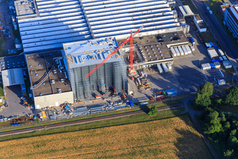 Vue oblique de Chantier de construction chez L'OREAL Produktion Deutschland GmbH & Co. KG à le quartier Nordweststadt in Karlsruhe dans le département Bade-Wurtemberg, Allemagne