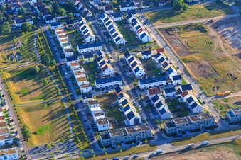 Vue aérienne de Nouvelle zone de développement Hermann-Vollmer-Straße à le quartier Knielingen in Karlsruhe dans le département Bade-Wurtemberg, Allemagne