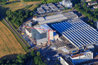 Chantier de construction chez L'OREAL Produktion Deutschland GmbH & Co. KG à le quartier Nordweststadt in Karlsruhe dans le département Bade-Wurtemberg, Allemagne vue d'en haut