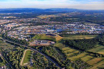 Vue aérienne de Verkehrs Betriebe Karlsruhe GmbH - Dépôt ouest en face des ports rhénans de Karlsruhe depuis le nord à le quartier Mühlburg in Karlsruhe dans le département Bade-Wurtemberg, Allemagne