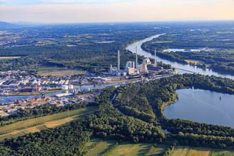Vue oblique de EnBW Energie Baden-Württemberg AG, centrale à vapeur du port du Rhin Karlsruhe à le quartier Daxlanden in Karlsruhe dans le département Bade-Wurtemberg, Allemagne