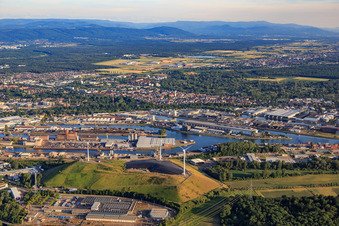 Vue aérienne de Verkehrs Betriebe Karlsruhe GmbH - Depot West et Windpark Deponie West (Energieberg) devant les ports rhénans de Karlsruhe du nord à le quartier Knielingen in Karlsruhe dans le département Bade-Wurtemberg, Allemagne