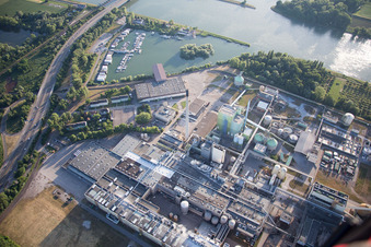 Vue aérienne de Port de plaisance sur le Rhin à le quartier Knielingen in Karlsruhe dans le département Bade-Wurtemberg, Allemagne