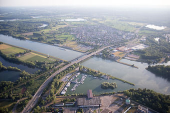 Vue aérienne de Port de plaisance du pont du Rhin à le quartier Knielingen in Karlsruhe dans le département Bade-Wurtemberg, Allemagne