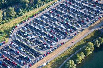Vue aérienne de Aires de stationnement pour les nouveaux tracteurs routiers de Daimler Automobilwerke à le quartier Maximiliansau in Wörth am Rhein dans le département Rhénanie-Palatinat, Allemagne