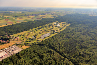 Vue aérienne de Terrain de golf Dreihof depuis le nord-est à le quartier Dreihof in Essingen dans le département Rhénanie-Palatinat, Allemagne