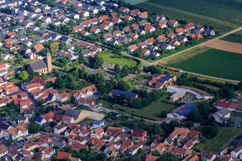 Vue aérienne de Dalberghalle et école primaire Essingen à Essingen dans le département Rhénanie-Palatinat, Allemagne