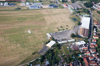 Vue aérienne de Aéroport à le quartier Speyerdorf in Neustadt an der Weinstraße dans le département Rhénanie-Palatinat, Allemagne