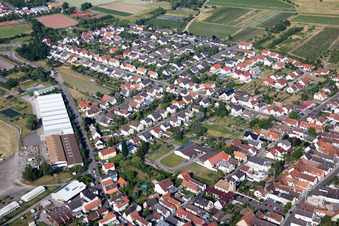 Vue aérienne de Rue de l'Aérodrome à le quartier Speyerdorf in Neustadt an der Weinstraße dans le département Rhénanie-Palatinat, Allemagne